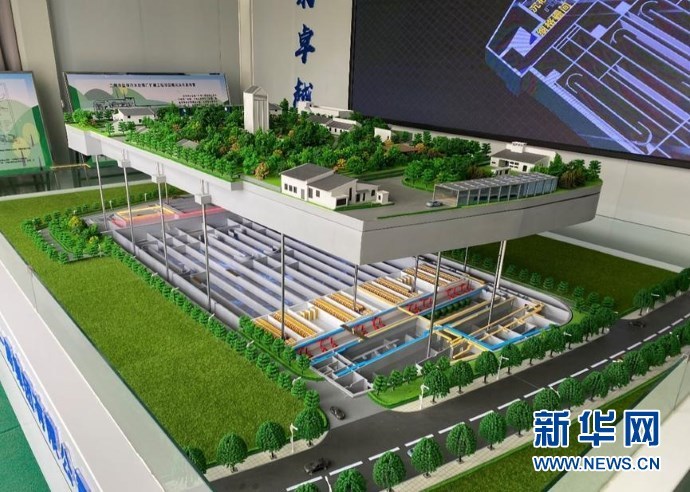 该项目结构沙盘，地上部分为开放式景观公园，地下部分为污水处置设施。（中铁一局集团市政环保工程有限公司供图）