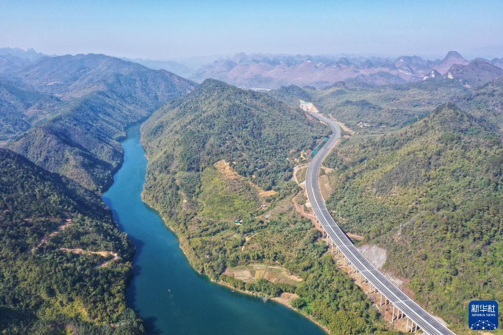 广连高速起于广州花都区,终于清远连州市,对接湖南临岳高速,主体工程