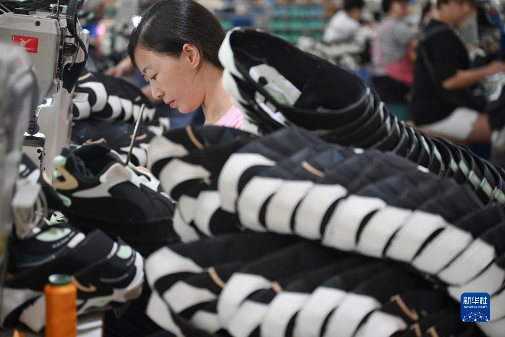 工人在制鞋生产线上作业(7月30日摄)