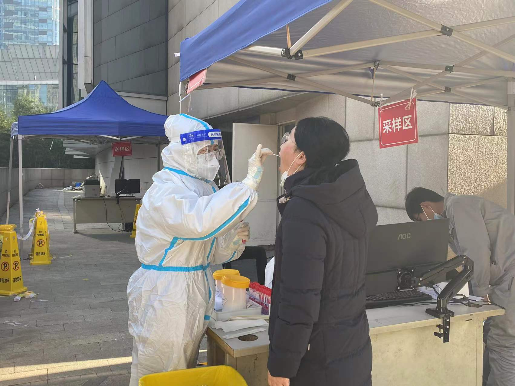 都市之门采样点工作人员顾不上吃饭抓紧采样