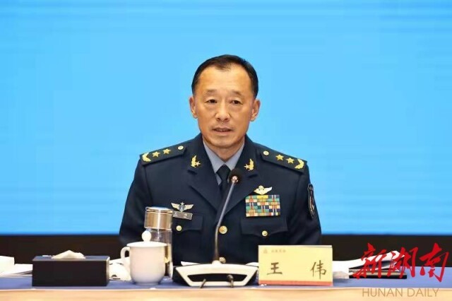 （12月21日，湖南省低空空域管理改革试点推进会在长沙召开。空军副司令员王伟出席并讲话。）