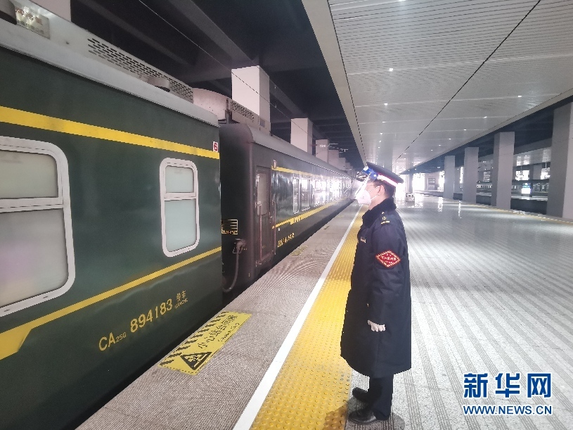 车站工作人员正在接发列车.李子宇 摄