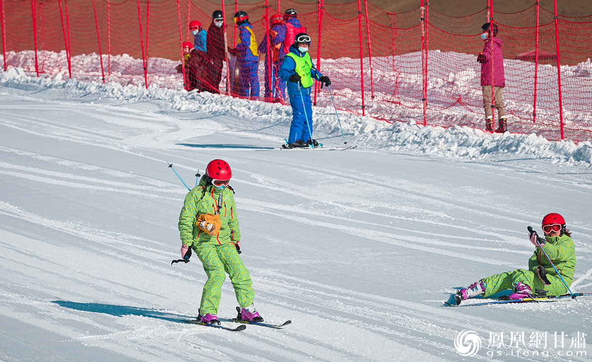 游客体验滑雪项目 杨艺锴 摄