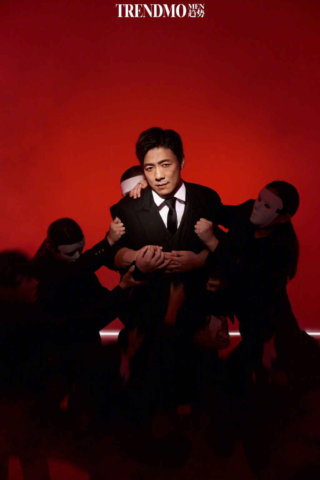 棕色西装儒雅帅气,认真的男人最有魅力白色面罩和黑色西装,是双面祖峰