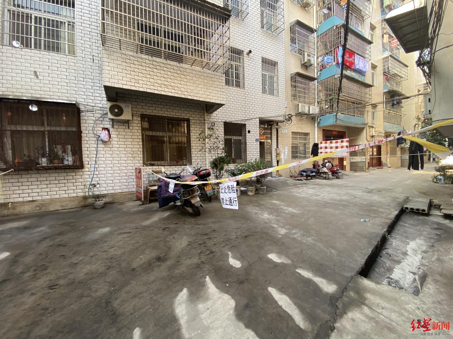 ↑火灾发生后,居民楼一楼拉起了警戒线。王震华摄