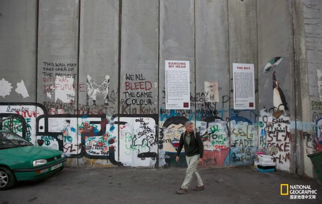 Salopek沿着约旦河西岸伯利恒（Bethlehem）的隔离墙行走，这是他启程一年多以来遇到的第一堵墙。 摄影：JOHN STANMEYER
