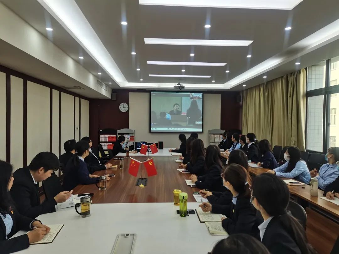 二级学院通过线上平台聆听报告会