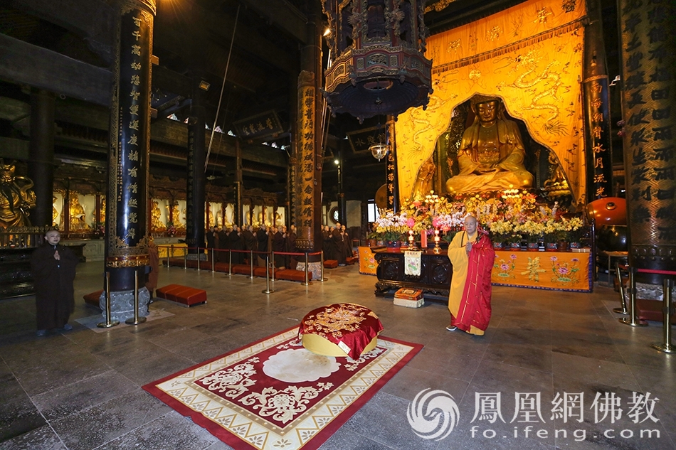 普陀山佛教协会组织全山各寺院(单位)举行抗疫祈福上供法会(图片来源:凤凰网佛教 摄影:普陀山佛教协会)