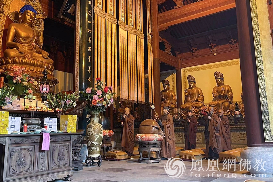隐秀讲院抗疫祈福上供法会现场(图片来源:凤凰网佛教 摄影:普陀山佛教协会)
