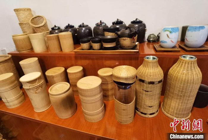 图为展陈的一件件精致可爱的竹编农具工艺品。 冯志军 摄
