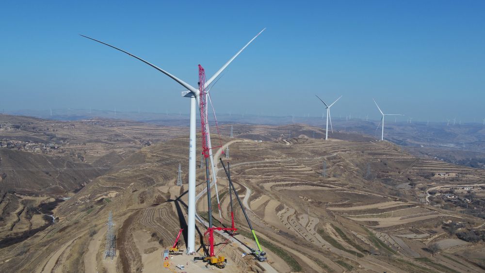 12月24日在甘肃省定西市通渭县境内拍摄的风电基地建设现场（无人机照片）新华社发（王克贤 摄）