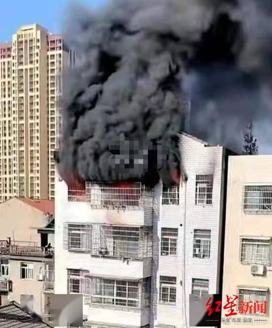 ↑火灾现场,起火点位于一居民楼顶楼。图据网络