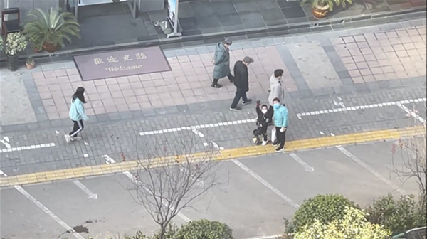 心血管内科护士梁芸和6岁的儿子隔空相望