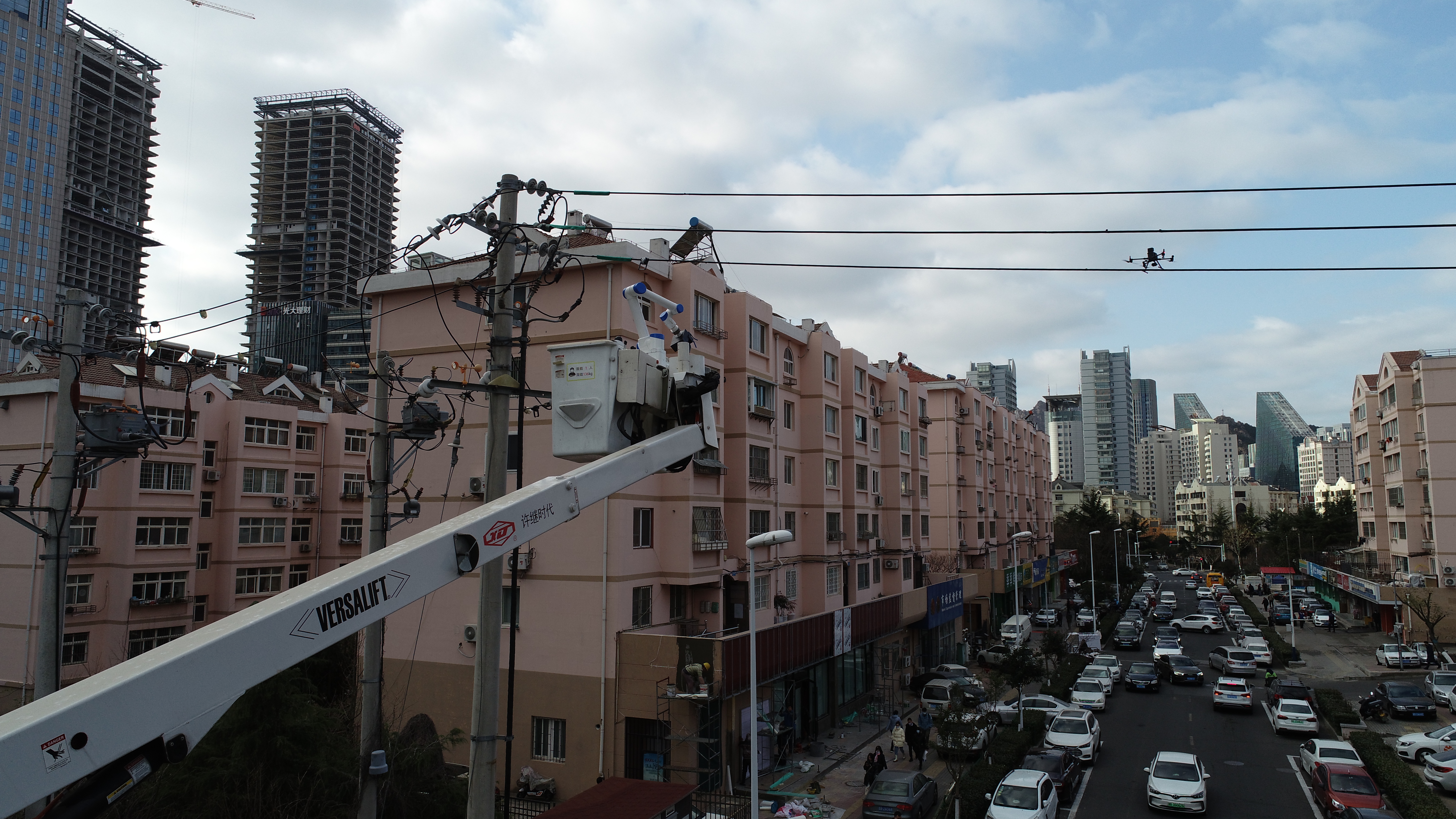 国网青岛供电公司:开展国内首次“5G+带电作业机器人”远程控制带电作业