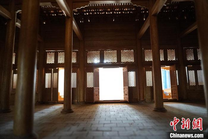 图为微缩建筑内部结构，惟妙惟肖，巴掌大门窗可推开。　九美旦增 　摄