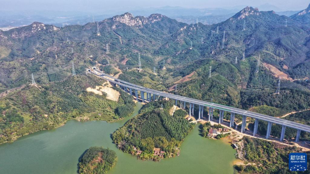 位于清远市清城区的广连高速乌石特大桥，横跨飞来峡水库淹没区（无人机照片，12月19日摄）。新华社记者 刘大伟 摄