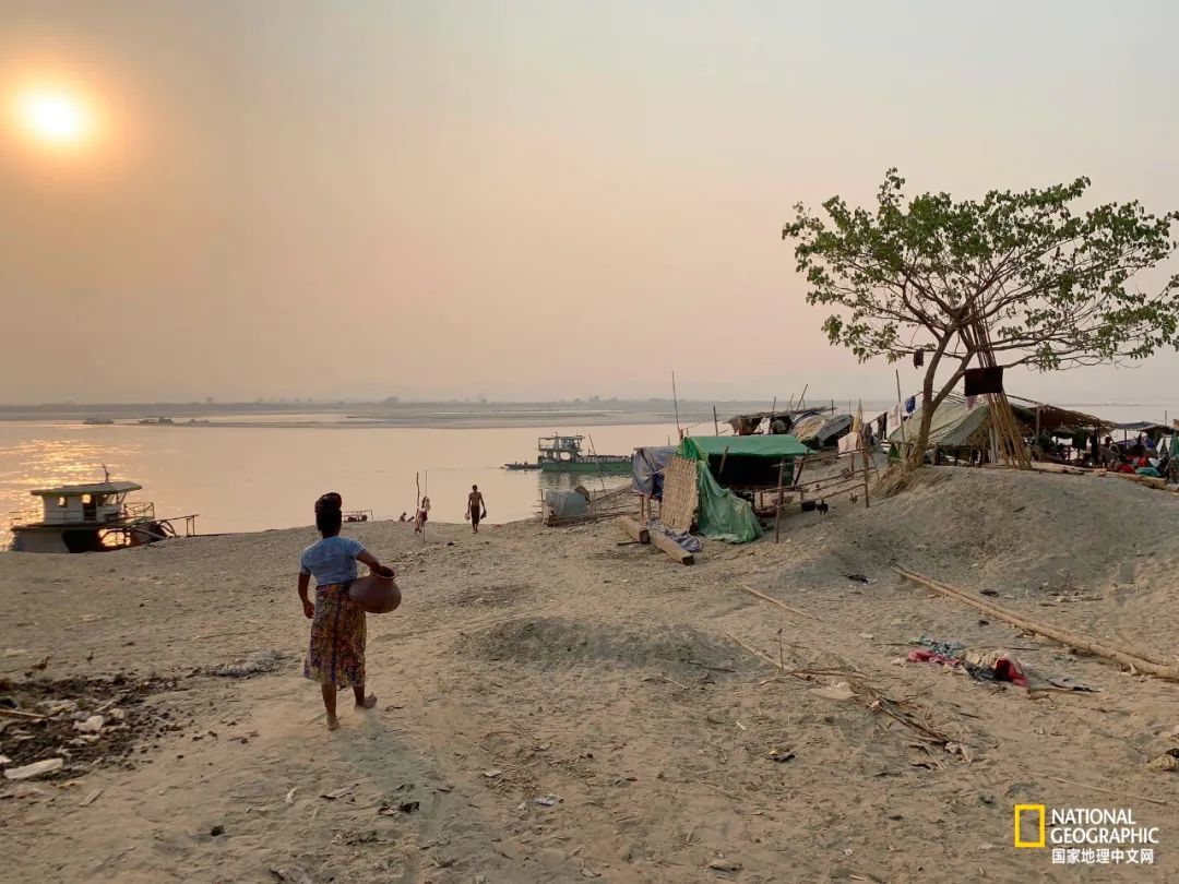 著名的伊洛瓦底江（Irrawaddy River）流经缅甸南北，船上卸货的临时工大多因病毒而休工。在贫穷国家，病毒也许不是最可怕的，饥饿和贫穷才是。 摄影：PAUL SALOPEK