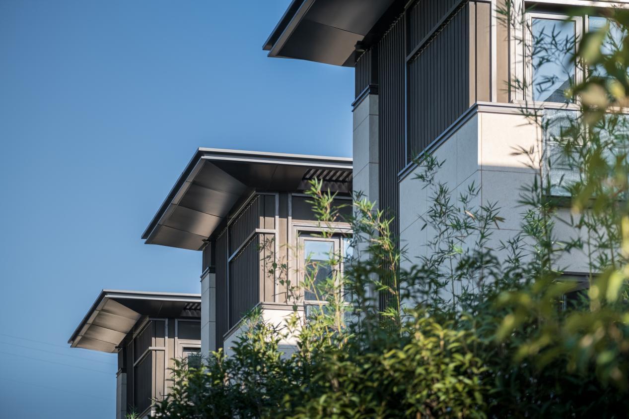 越秀华东合院实景(缦云府)无论是中式建筑背景下的现代主义反差,还是