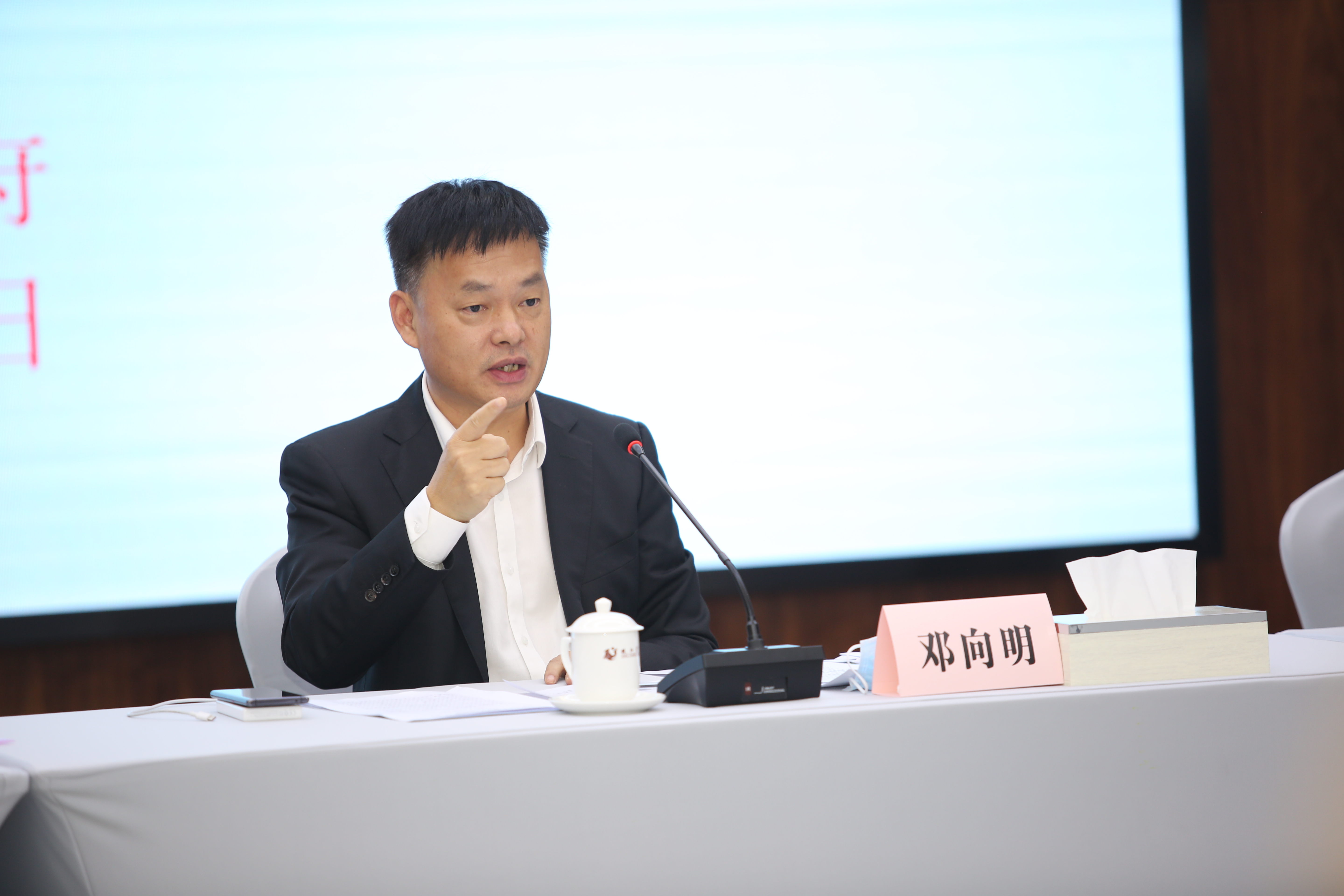 座谈会现场市委副书记,市长邓向明一行走访调研广东荣