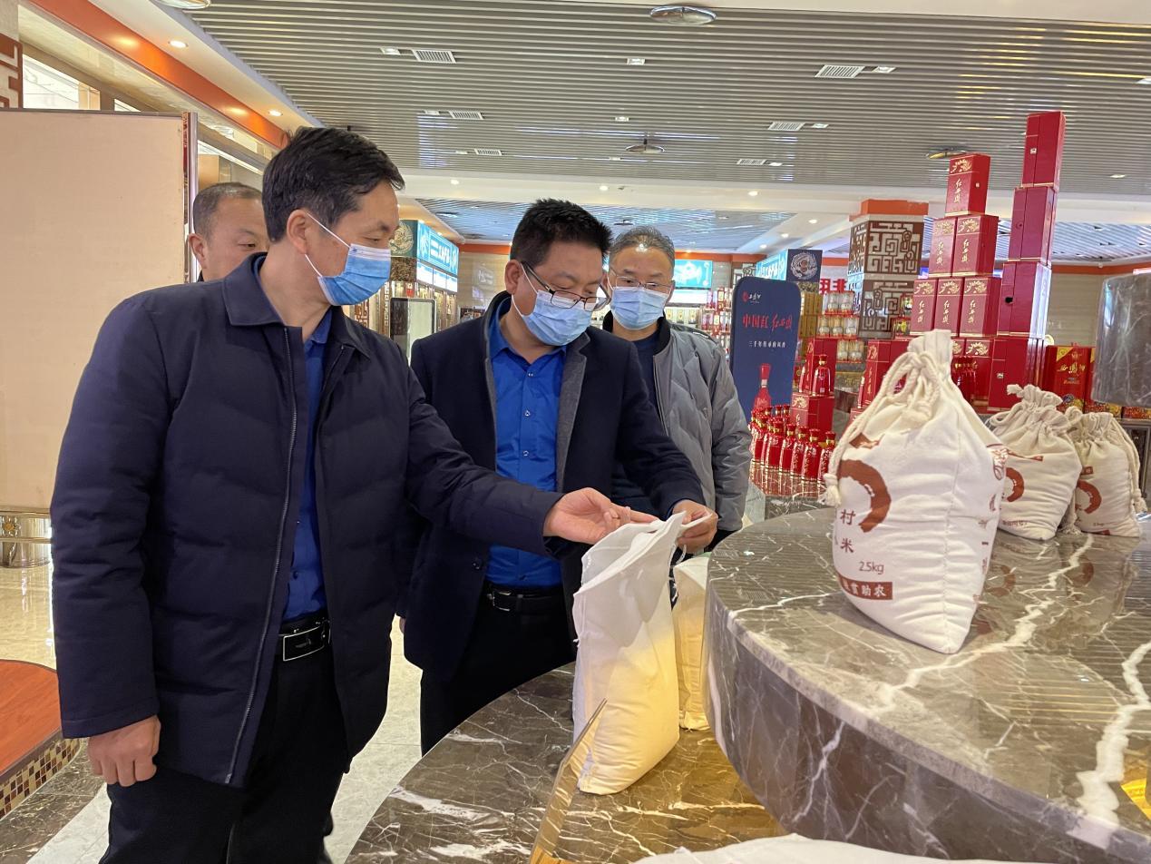 宝鸡市凤翔区区委常委纪委书记张晓辉赴区电子商务公共服务中心检查