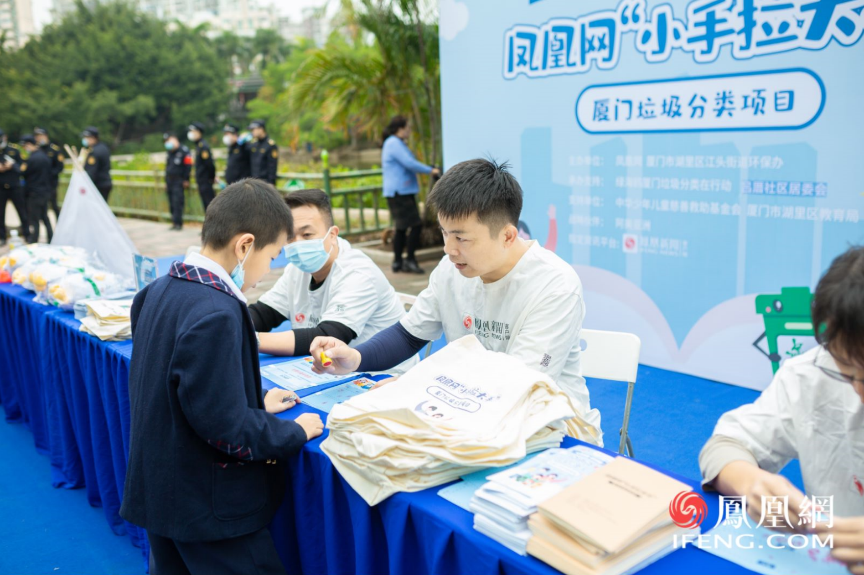 志愿者为成功交易的孩子盖章