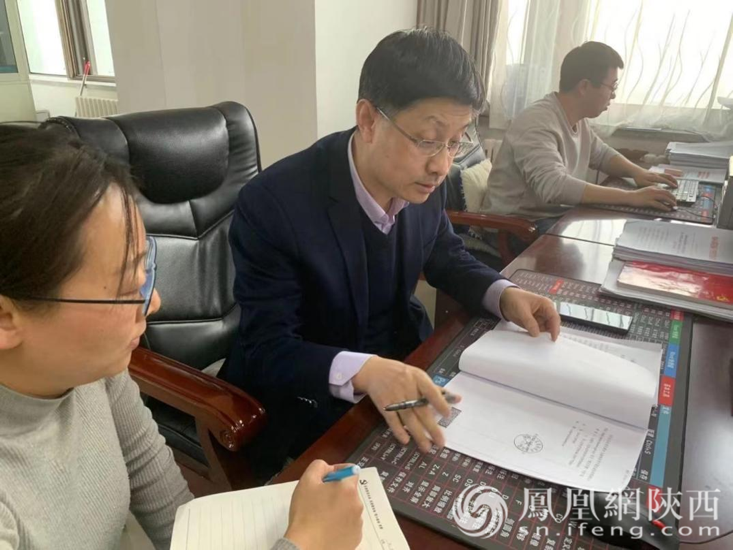 杨文元向信用办工作人员讲解政策规范