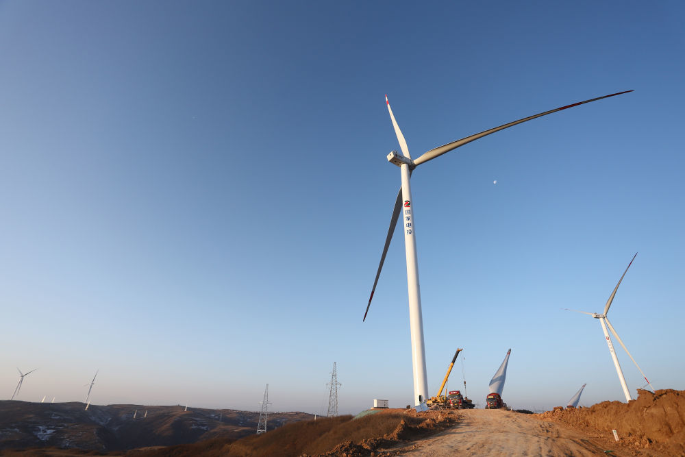 12月24日在甘肃省平凉市崆峒区拍摄的125兆瓦分散式风电项目，该项目将在年底完成设备安装任务。新华社发（吴希会 摄）