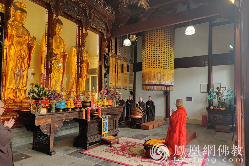 祥慧净院抗疫祈福上供法会现场(图片来源:凤凰网佛教 摄影:普陀山佛教协会)