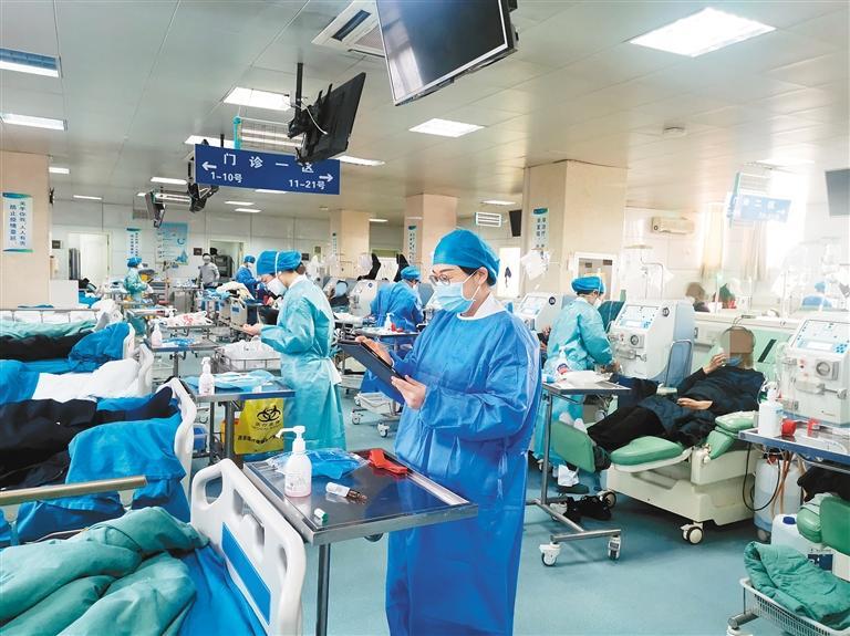 医护人员为患者进行透析 记者 张黎娜 摄