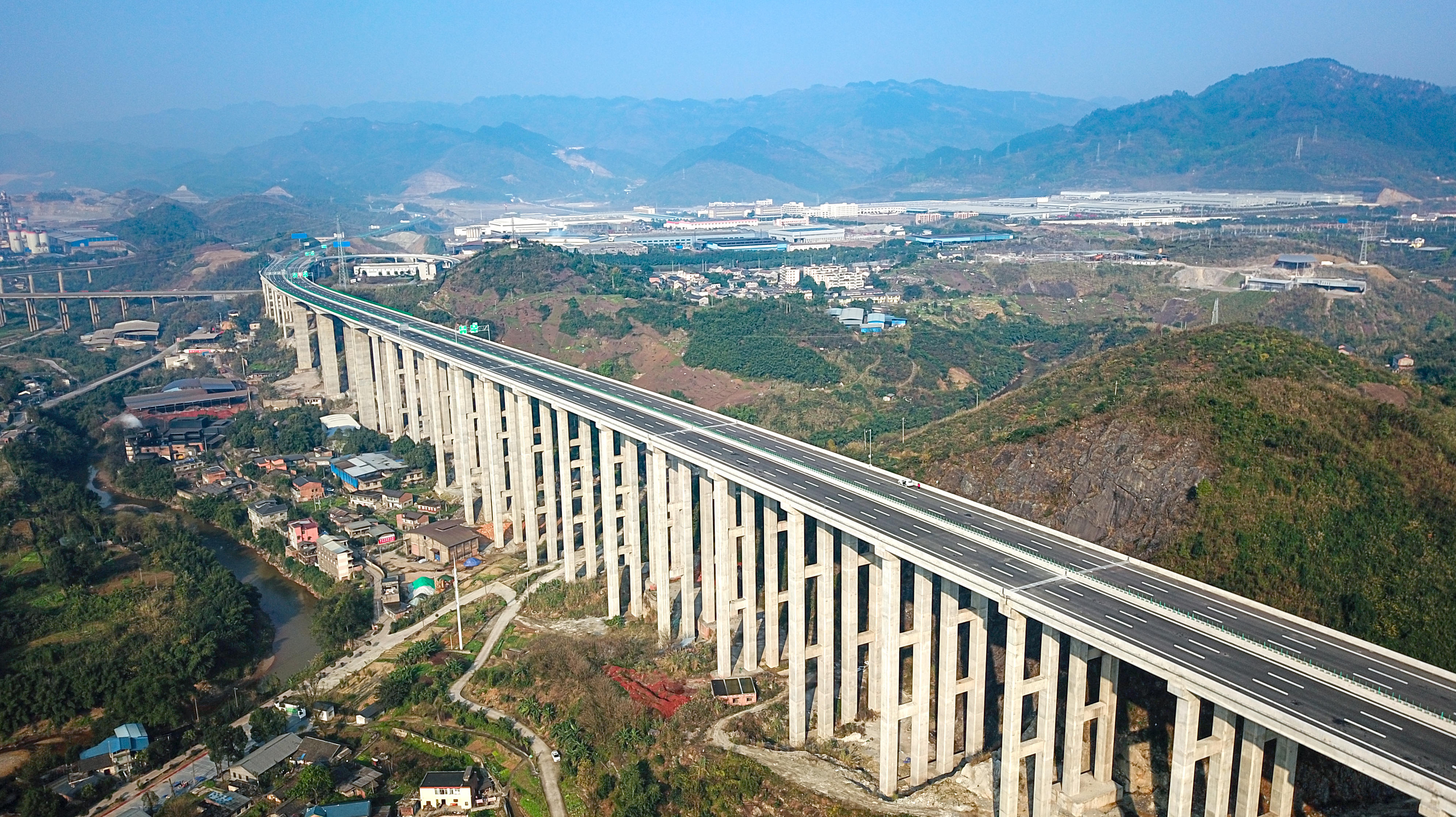 渝黔复线高速公路全线第一长桥温塘村特大桥