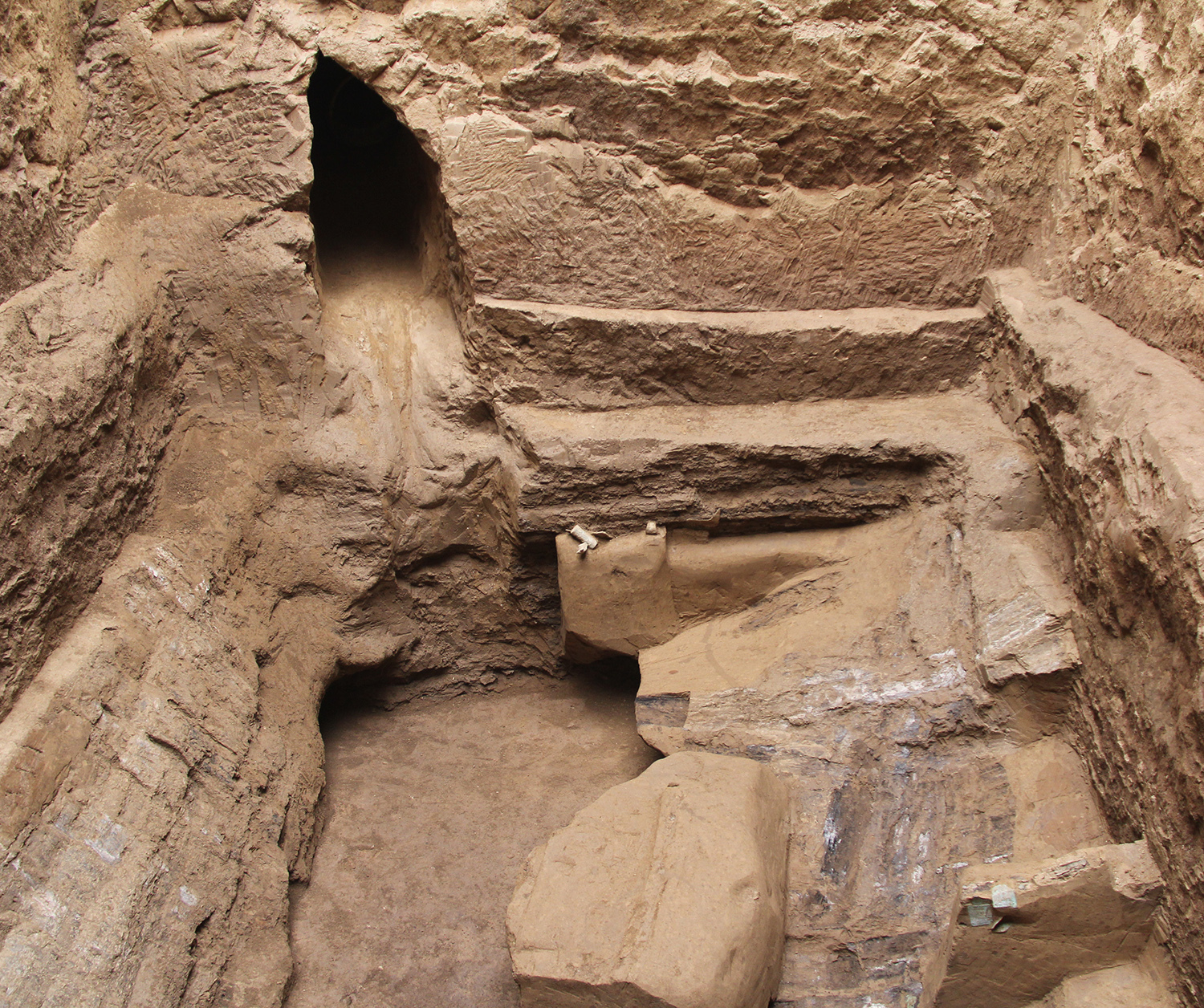 石家墓地M39横向盗洞口