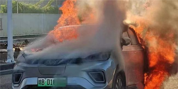 本月第三起!疑似威马EX5自燃:殃及周围车辆和建筑