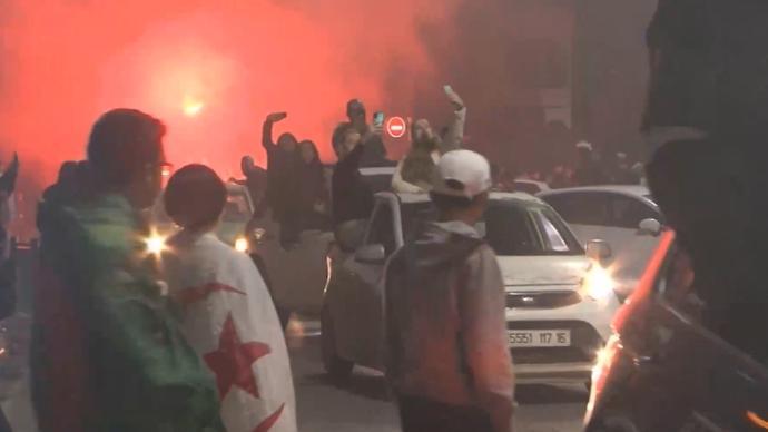 阿尔及利亚国家队赢得阿拉伯杯足球赛，民众走上街头庆祝