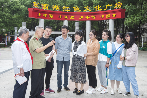 社区“五老”为青年党员讲述党史故事。记者 戴东辉摄