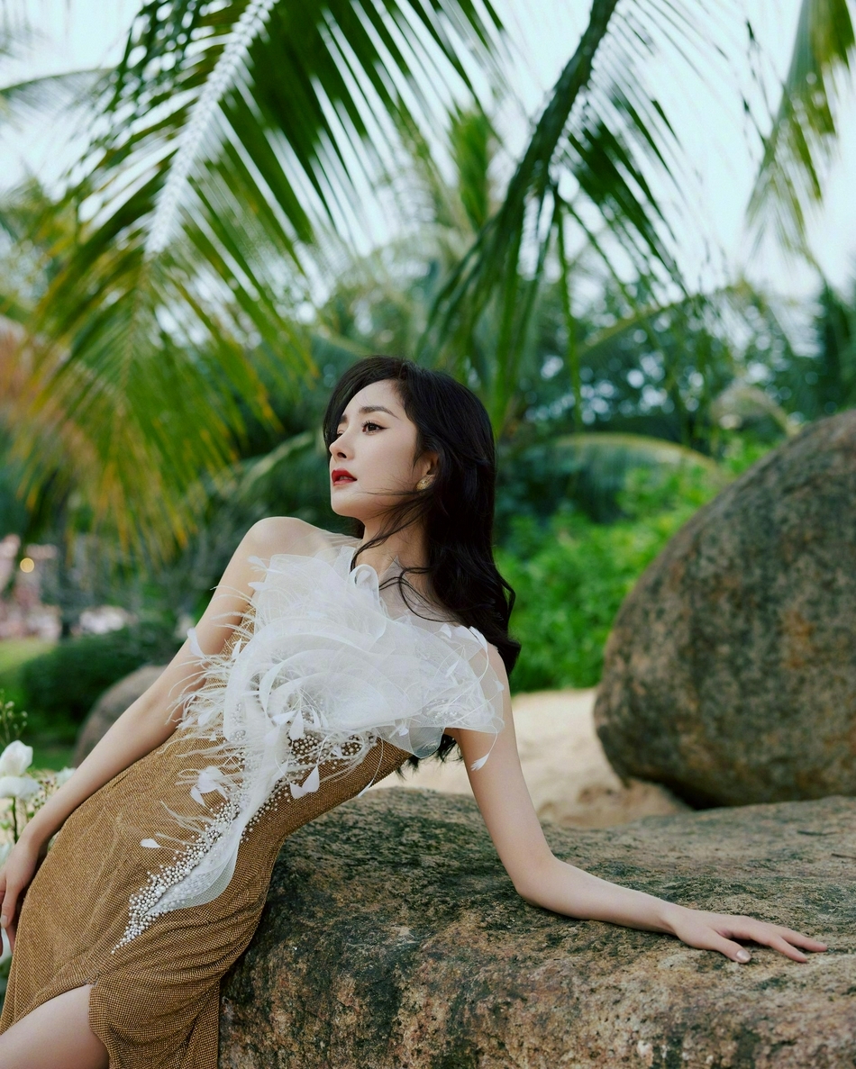 杨幂户外拍摄沙滩玫瑰大片 穿金色白纱开衩裙美腿吸睛
