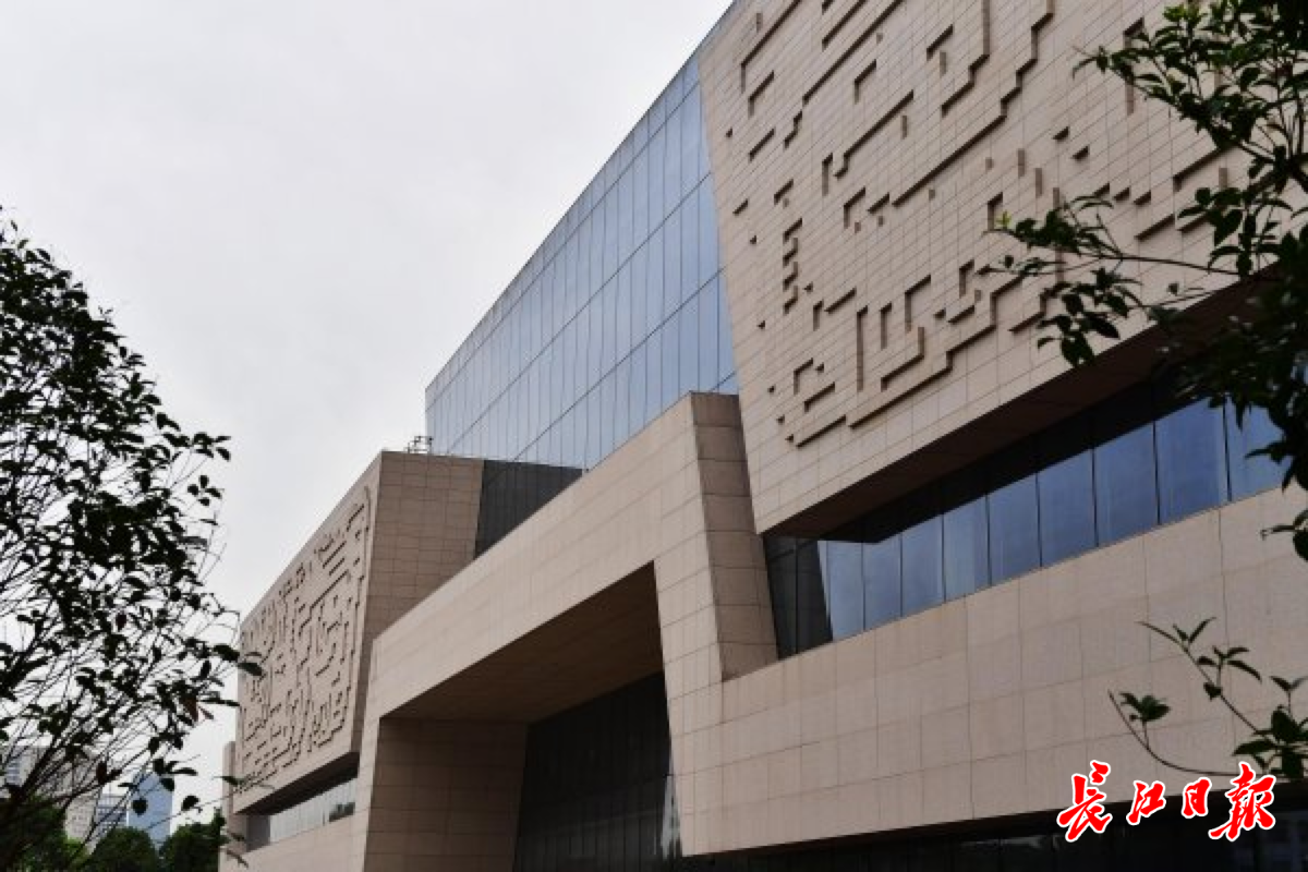 新馆外立面装饰元素提取自青铜器饕餮纹,用参数化的手法予以展现。李永刚 摄