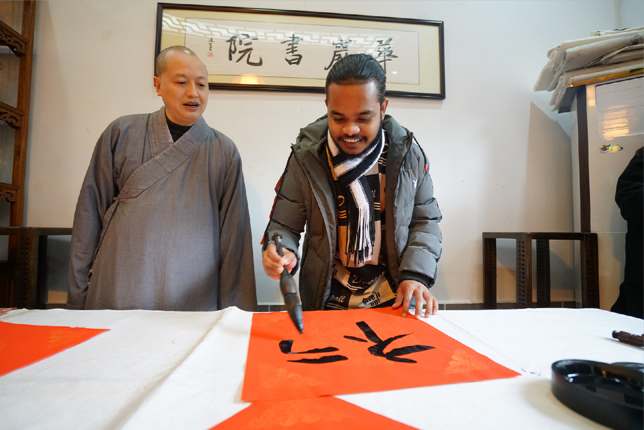 道坚法师带领外籍人士在素有"山城第一素"美名的华岩素食文化会馆用餐