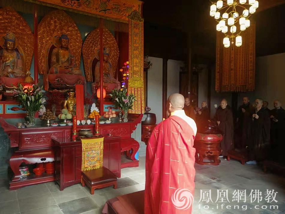 洛迦山抗疫祈福上供法会现场(图片来源:凤凰网佛教 摄影:普陀山佛教协会)