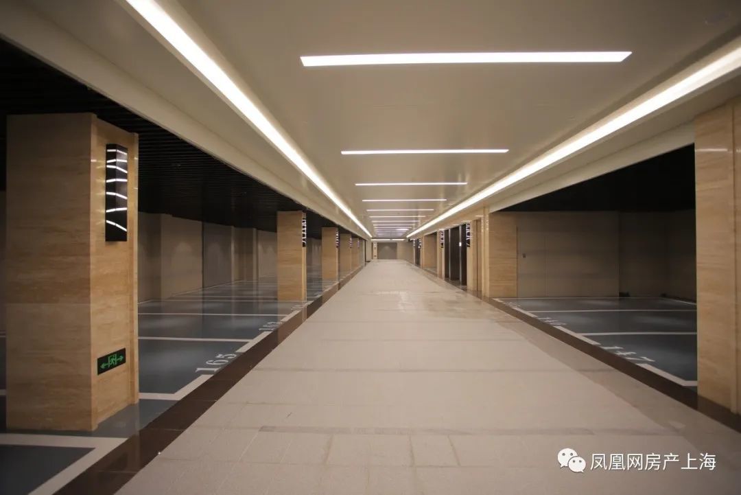 凤凰网房产上海摄)除了这个网红车库,项目还有诸多颇有"宝华风"的设计