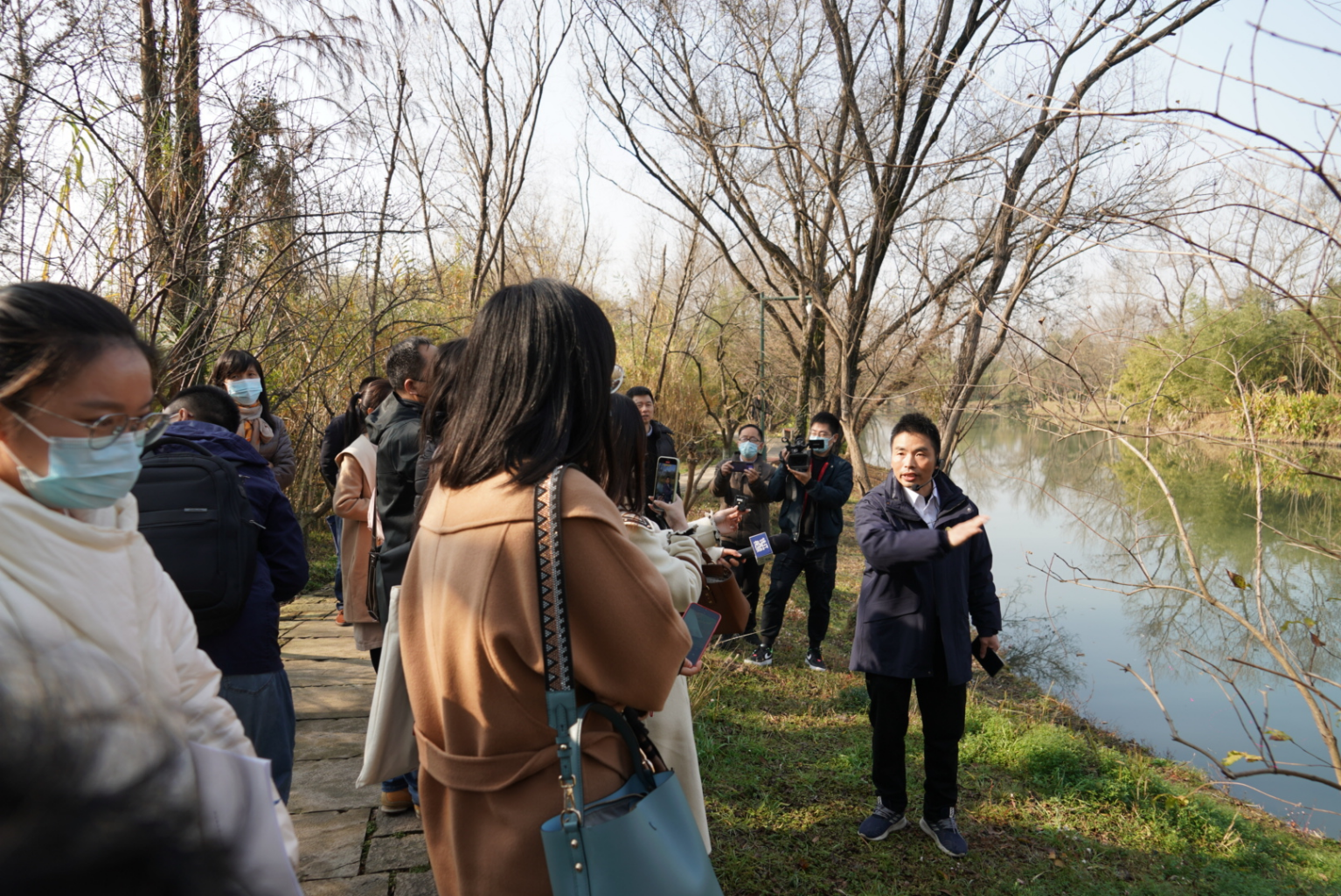 省生态环境监测中心专家介绍“西溪湿地水质自动监测站”运行情况 沈焕壮 摄