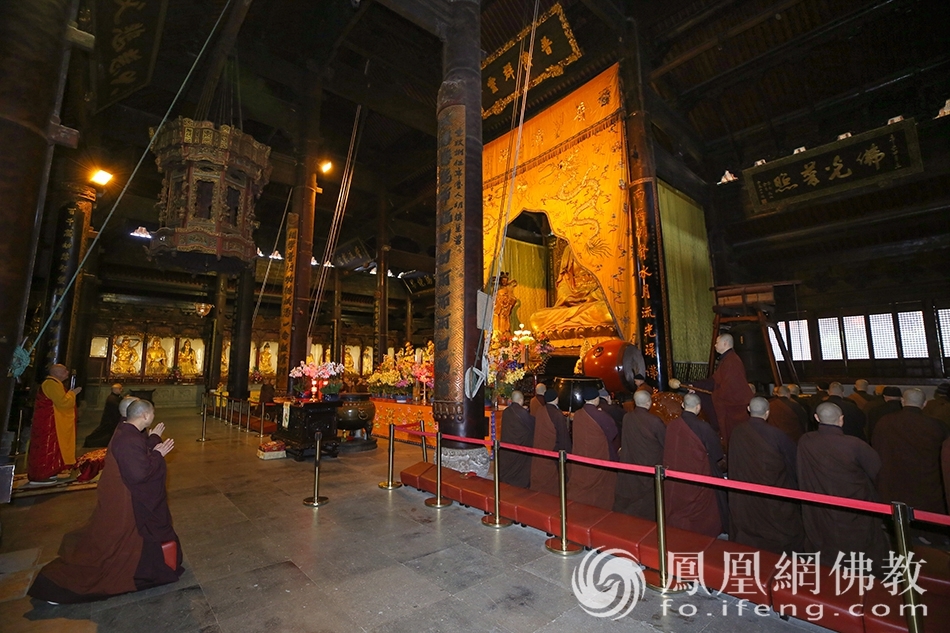普济禅寺抗疫祈福上供法会现场(图片来源:凤凰网佛教 摄影:普陀山佛教协会)