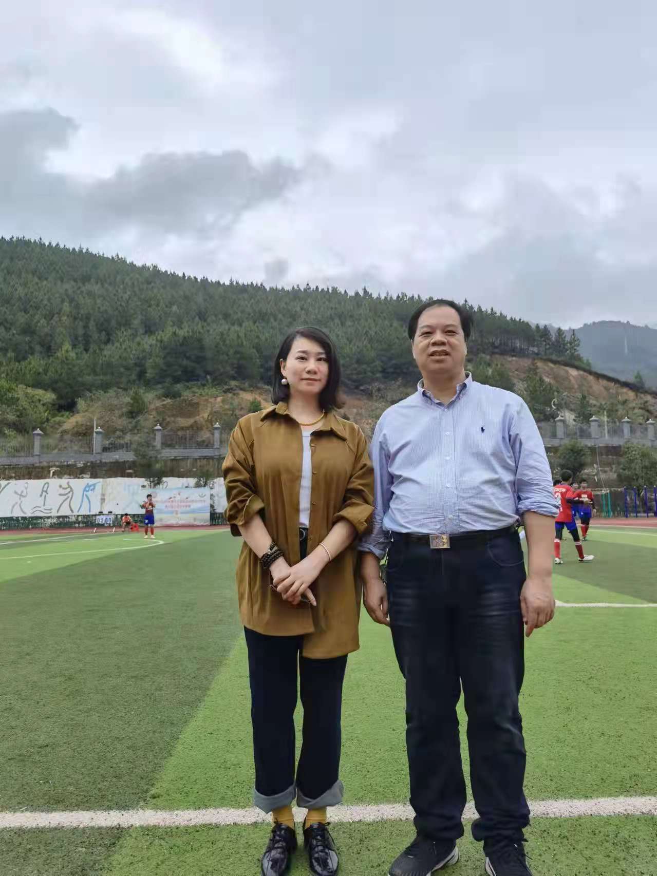 作者采访唐孝任（右）