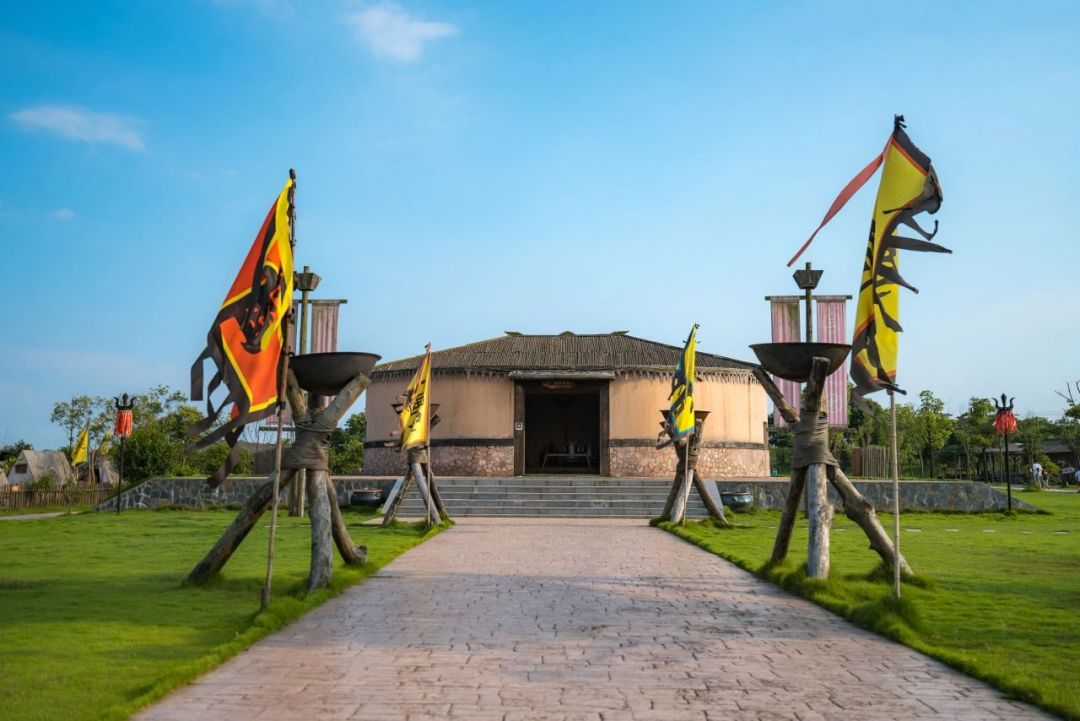 这里历史氛围浓厚,你可以换上三国服饰,骑马射箭,走进"周瑜大军营帐"