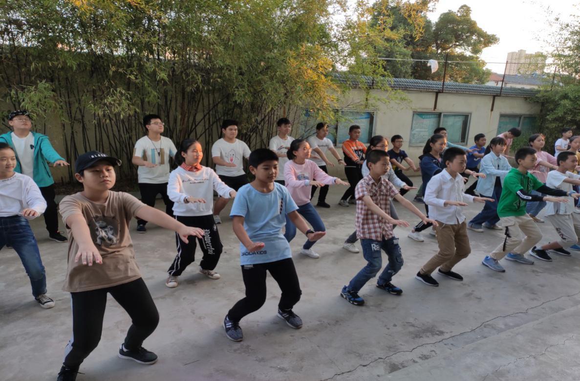 校园盛开太极花来安五中积极开展学习太极拳活动