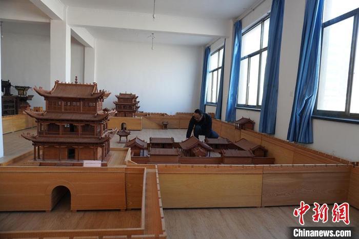 图为微缩比例1:25的嘉峪关关城。　九美旦增 　摄