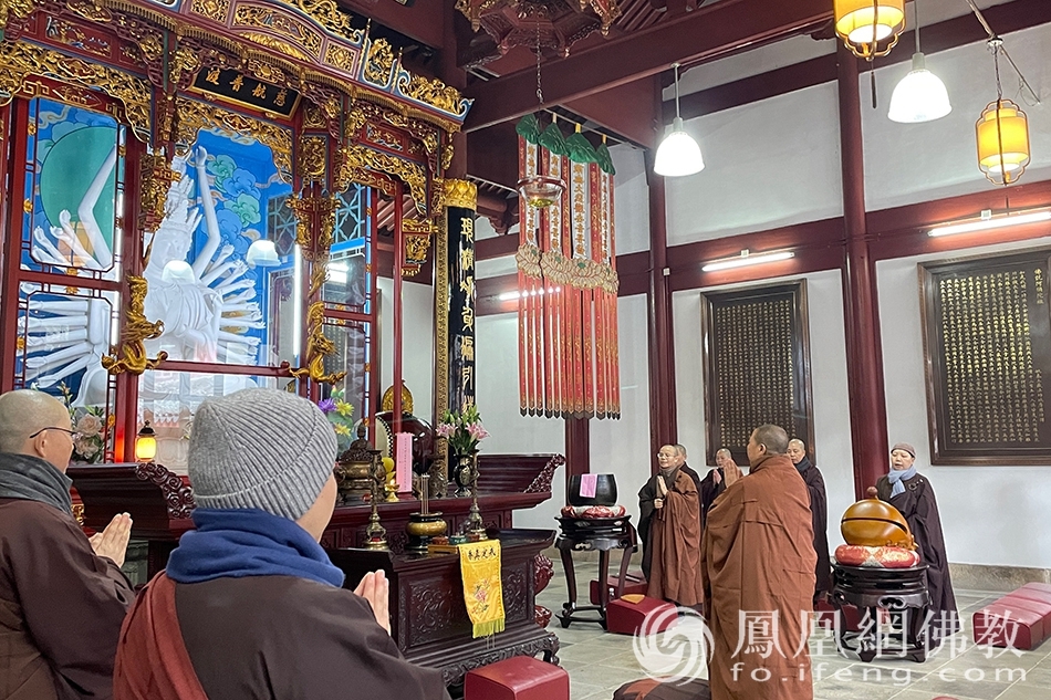 伴山禅院抗疫祈福上供法会现场(图片来源:凤凰网佛教 摄影:普陀山佛教协会)