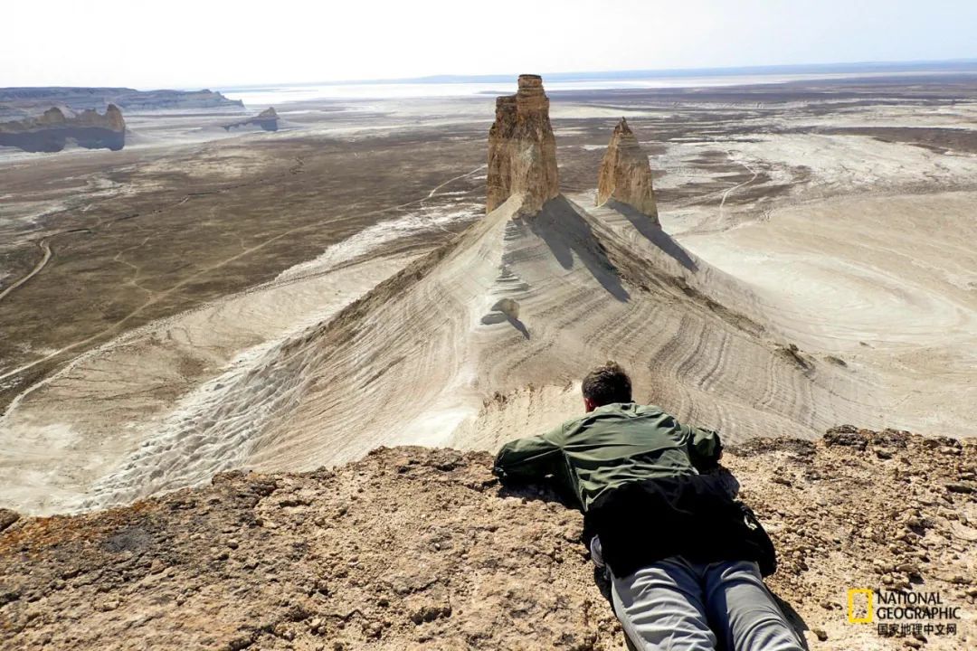 在哈萨克斯坦乌斯特尔特高原的原始沙漠上 摄影：PAUL SALOPEK