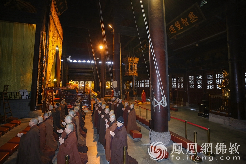 普济禅寺抗疫祈福上供法会现场(图片来源:凤凰网佛教 摄影:普陀山佛教协会)