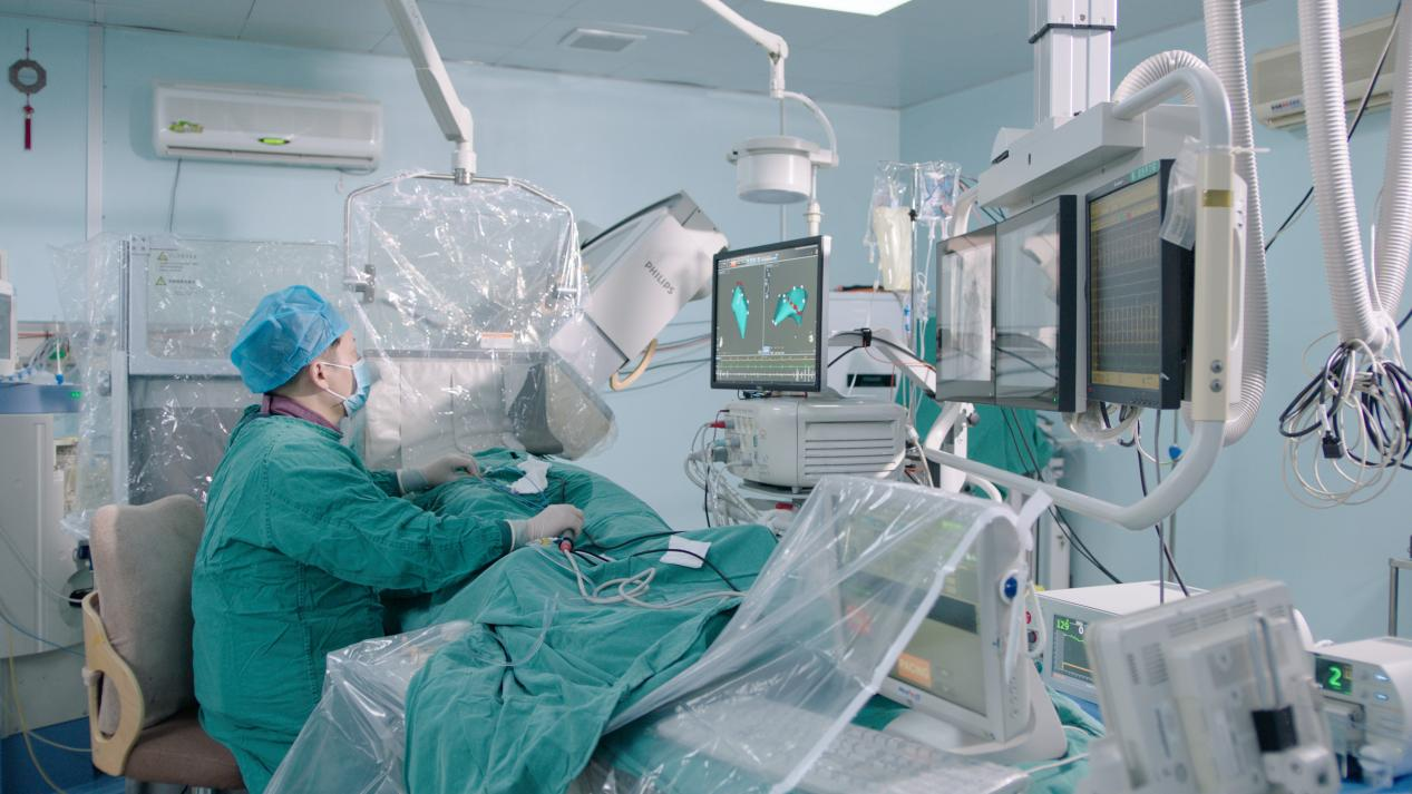 武汉亚洲心脏病医院房颤中心张劲林主任正在进行手术