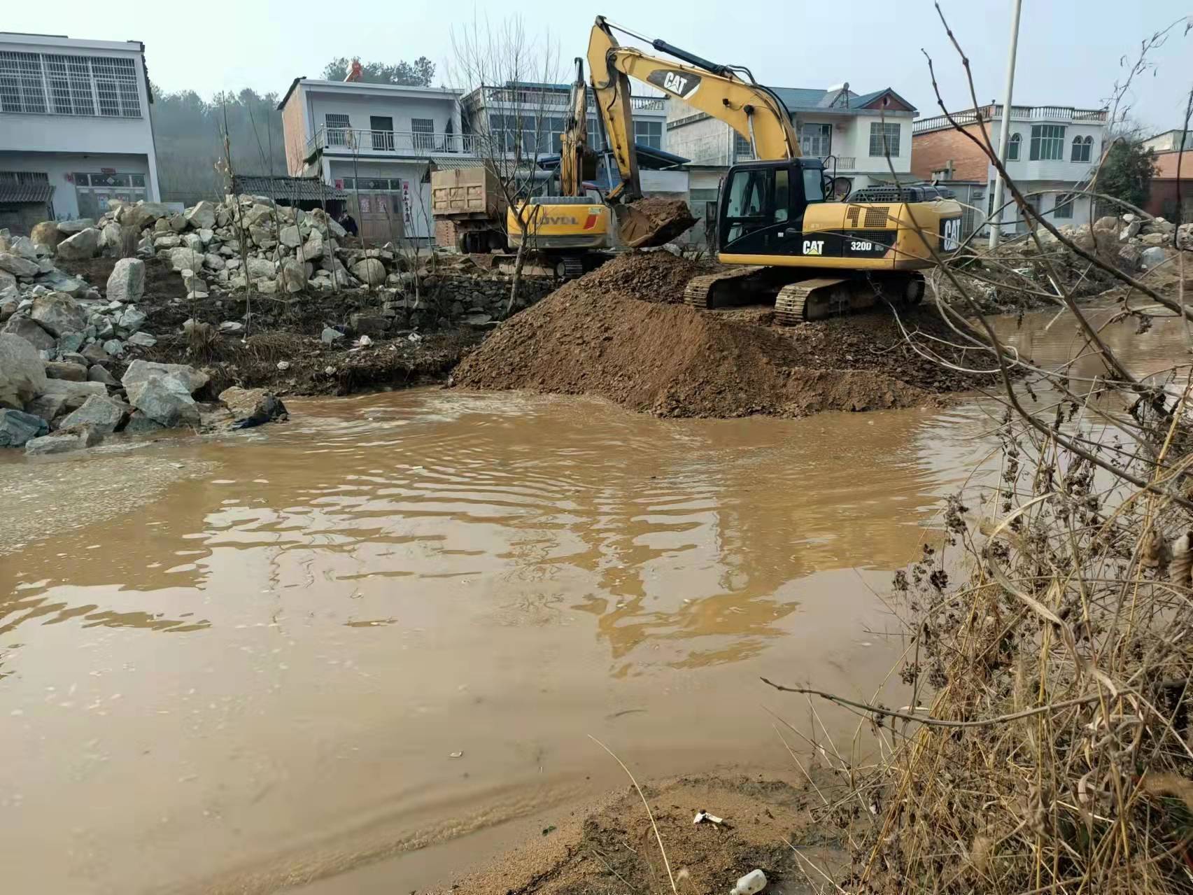 近日,河南省信陽市,一條將新縣沙窩鎮吳灣村與商城縣餘集鎮迎水村分隔